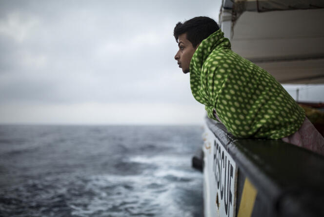 Un migrant secouru au large de la Sardaigne par le navire espagnol « Open Arms », le 2 juillet.