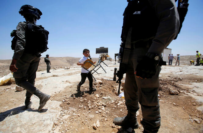 Un enfant palestinien lors du démantèlement par l’armée israélienne d’une école improvisée, près d’Hébron, en Cisjordanie, le 11 juillet.