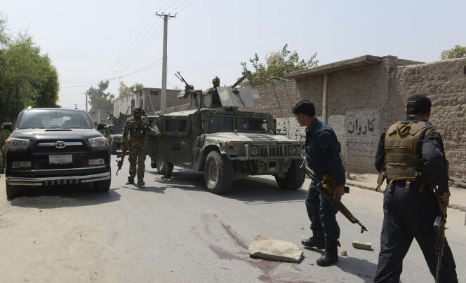 Les forces de sécurité afghanes interviennent après un attentat suicide à Jalalabad, à l’est de Kaboul, le 11 juillet 2018.