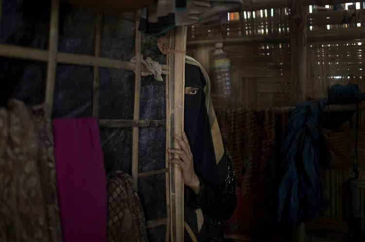 « A » est une jeune musulmane rohingya de 13 ans, qui a accepté d’être identifiée par sa première initiale. Elle pose dans le camp de réfugiés de Jamtoli au Bangladesh le 26 juin. Elle a été violée par des soldats qui avaient fait irruption chez elle, en Birmanie.
