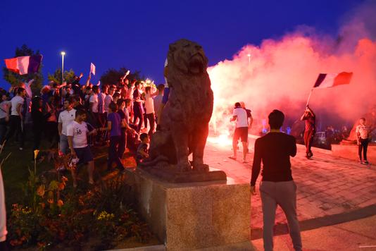 MARC CHAUMEIL POUR LE MONDE Elancourt, dans les Yvelines, n’avait rien à envier à l’ambiance parisienne, avec ses pétards et fumigènes nombreux.