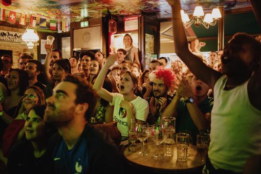 JULIEN PEBREL / MYOP / « LE MONDE » Le bar Downtown Café, dans le 11e arrondissement, a vibré au rythme des chants de supporteurs tels que « qui ne saute pas n’est pas français ».