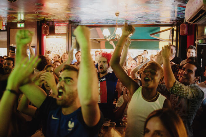 Euphorie après le but de l’équipe de France contre la Belgique lors de la demi-finale de la Coupe du monde, au downtonwn café,  à Paris, le 10 juillet.