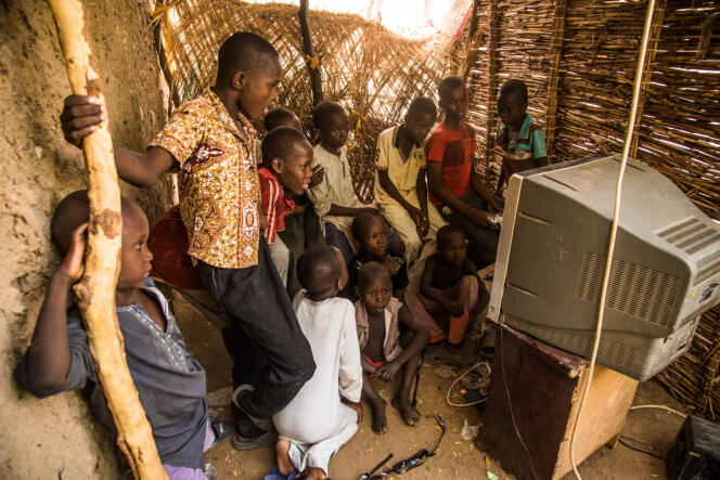 Des enfants regardent le match Sénégal-Pologne diffusé dans un vidéoclub de quartier à Maradi, au Niger, le 19 juin.