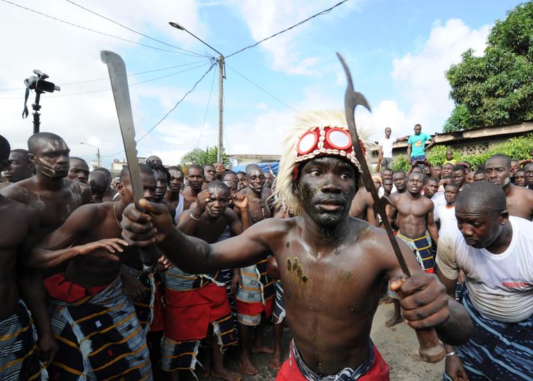 SIA KAMBOU / AFP Un guerrier ébrié danse lors d’un festival dans le quartier d’Anono, à Abidjan, en 2012.
