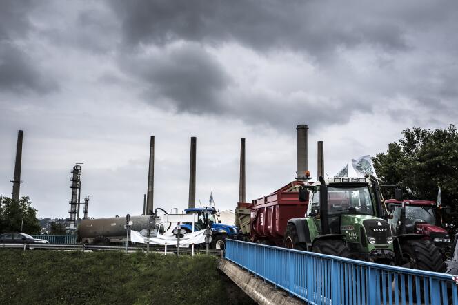 Des agriculteurs de la FNSEA bloquent l’accès à la raffinerie de Feyzin, près de Lyon, le 13juin.