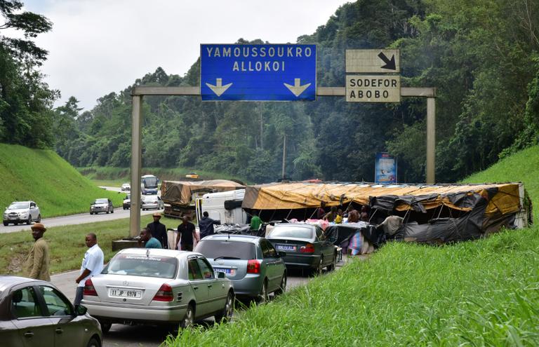 ISSOUF SANOGO / AFP Accident sur la route du nord d’Abidjan, qui rejoint Yamoussoukro en traversant la forêt du Banco, en 2018.