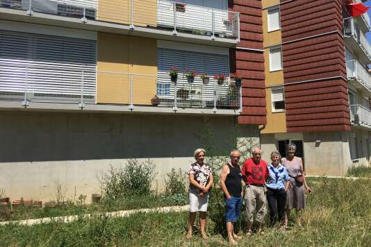 Michèle, Patrick, Hélios, Anne et Hélène (de gauche à droite) ont emménagé dans l’immeuble coopératif Chamarel « Les Barges » il y a un an.