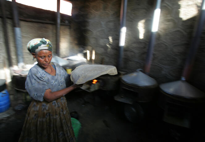 Une Ethiopienne prépare des injera, des galettes traditionnelles réalisées avec de la farine de teff.