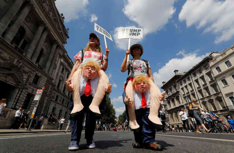 Ce défilé a eu lieu alors que Donald Trump se trouvait pour des rencontres avec Theresa May hors de Londres à Chequers, la résidence de campagne des premiers ministres britanniques, et avec la reine Elizabeth II à Windsor.