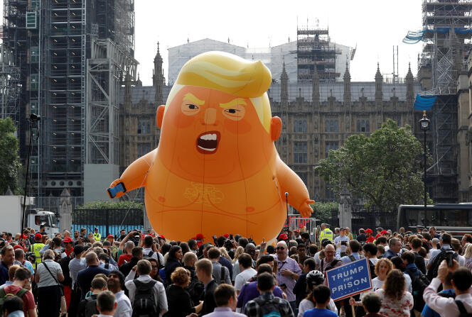 Des manifestants ont fait flotter dans le ciel londonien, près du Parlement, un ballon géant représentant un Donald Trump en couche-culotte, vendredi 13 juillet.