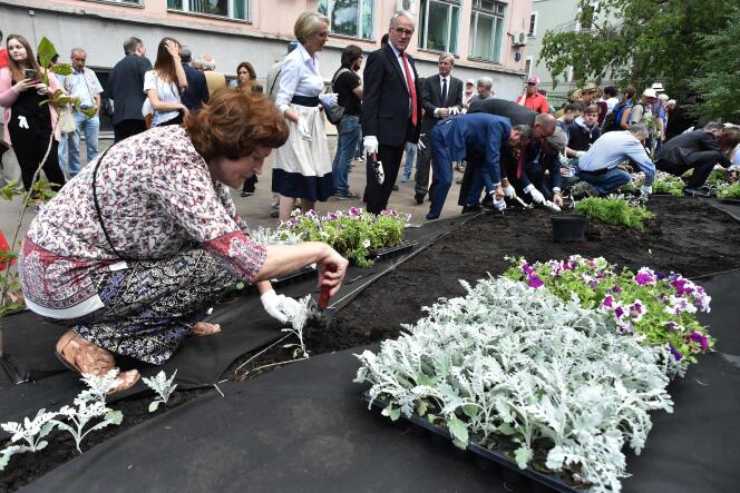 Recueillement avant l’inauguration d’un jardin public en mémoire d’Anna Politkovskaïa, le 13 juillet 2018 à Moscou.