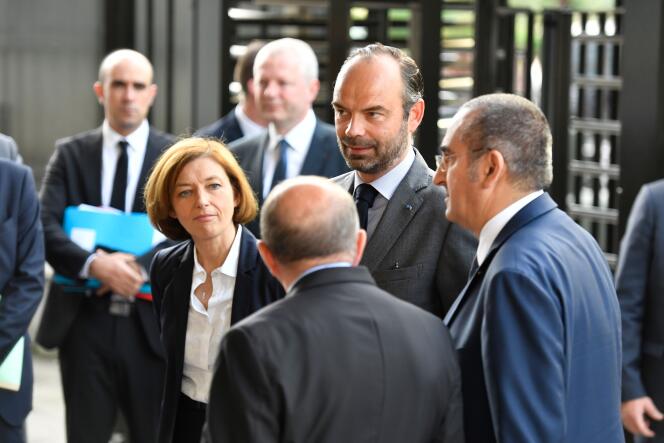 Le premier ministre, Edouard Philippe, et la ministre des armées, Florence Parly, à leur arrivée à la DGSI, le 13 juillet, à Levallois-Perret (Hauts-de-Seine).