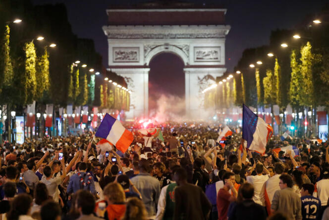 Sur les Champs-Elysées, le 10 juillet, après la qualification de l’équipe de France pour la finale de la Coupe du monde de football.