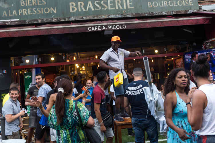 Des habitants de Saint-Ouen (Seine-Saint-Denis) célèbrent la victoire au bar le Picolo, où l’ambiance est conviviale.