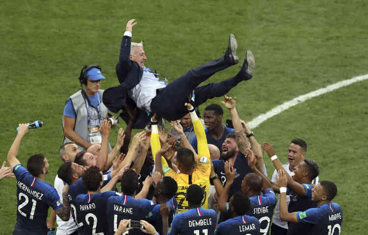 Après avoir eu besoin de quelques minutes pour réaliser qu’ils étaient victorieux, les joueurs français enlacent les Croates, et portent leur coach Didier Deschamps en triomphe. Il est le troisième footballeur de l’histoire à remporter deux fois le titre mondial, à la fois comme joueur et comme entraîneur.