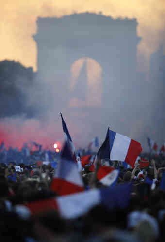 Sur les Champs-Elysées, la foule se rassemble.