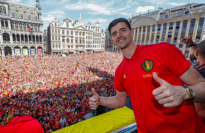 Le gardien belge Thibaut Courtois, acclamé par ses fans sur la Grand-Place de Bruxelles, dimanche 15 juilet.