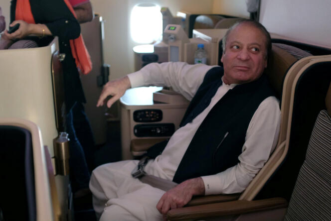 L’ancien premier ministre pakistanais dans un avion pour le Pakistan, le 13 juillet.