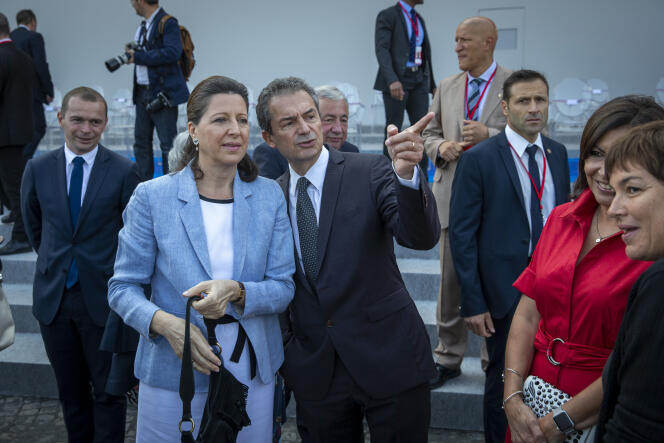 Agnès Buzyn et son mari, Yves Lévy, assistent au défilé militaire du 14 juillet 2017, sur les Champs-Elysées à Paris.