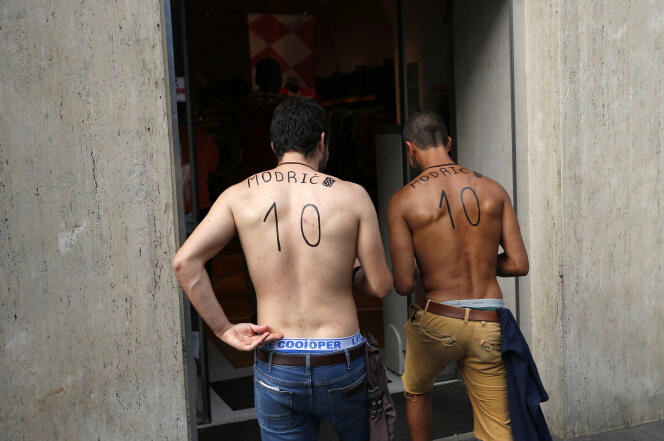 Deux hommes ont dessiné le numéro de leur joueur favori sur leur peau, dans le centre-ville de Zagreb (Croatie), le 14 juillet.
