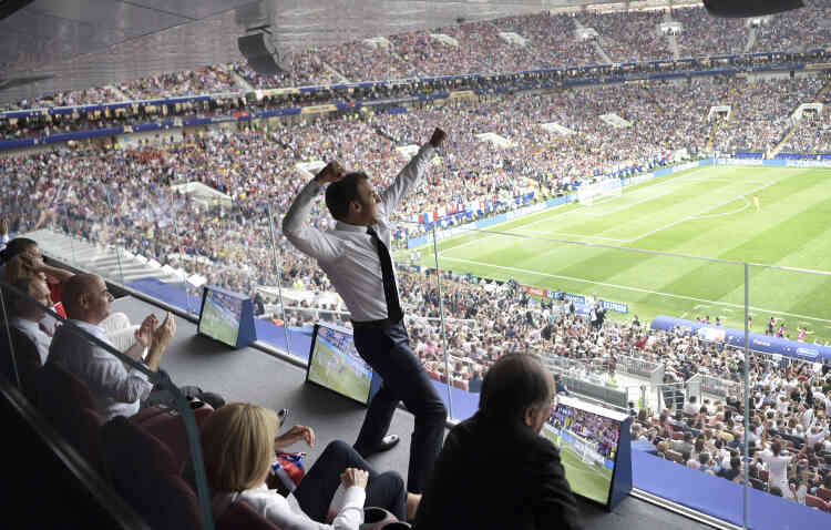 Emmanuel Macron, de la tribune présidentielle, après un but français.