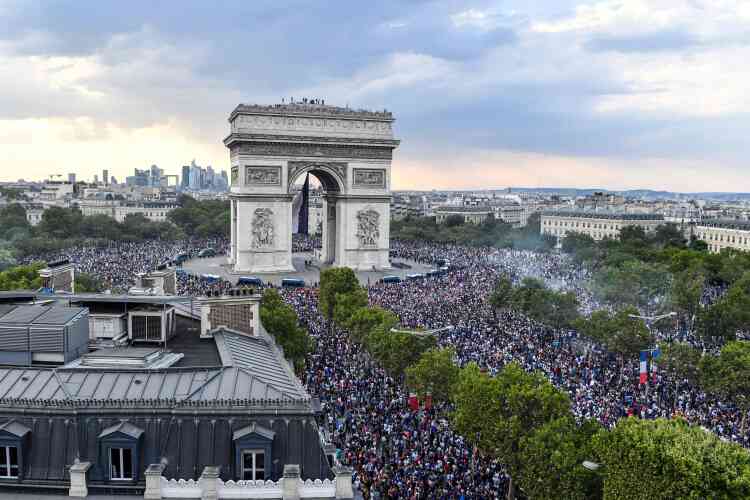 Les supporteurs se massent sur les champs-Elysées et la place de l’Etoile, à Paris.