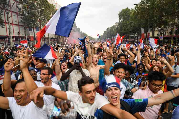 Des supporters sur les Champs-Elysées.