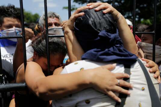 Au Nicaragua, des étudiants assiégés par les paramilitaires dans une église 633a736_22945-3jv1le.jm7yp