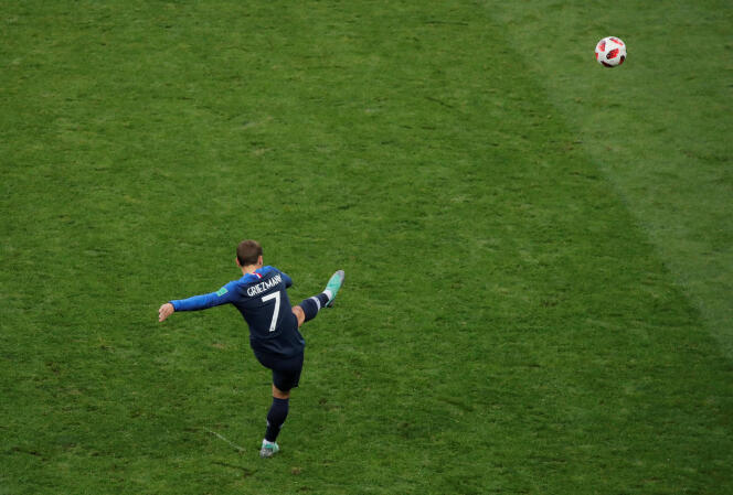 En finale, dimanche  15 juillet, à Moscou, Antoine Griezmann tire un coup franc à la 18e minute. Dévié par le Croate Mandzukic, ce coup de pied arrêté permet à la France d’ouvrir le score.
