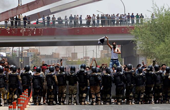 Confrontation entre des manifestants et les forces de l’ordre à Bassora, dans le sud de l’Irak, le 15 juillet.