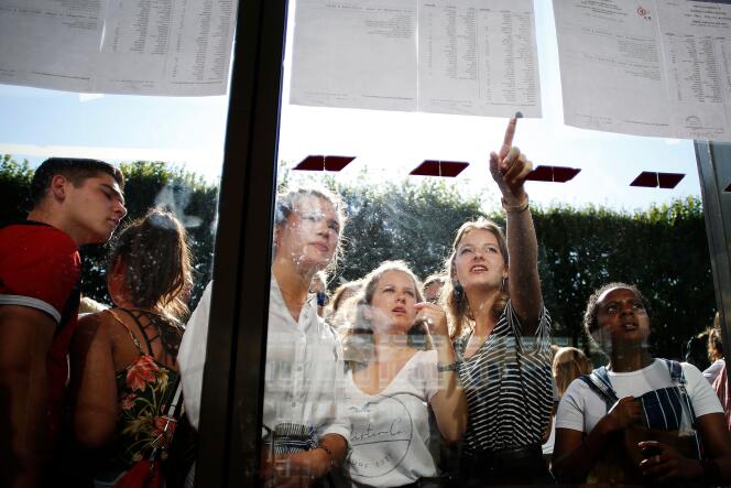 Des élèves consultent les résultats du bac, au lycée Malherbe, à Caen, le 6 juillet.