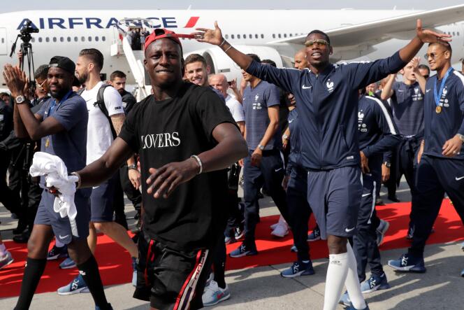 Benjamin Mendy (au premier plan) et des joueurs de l’équipe de France à leur arrivée à Roissy-Charles de Gaulle, le 16 juillet.