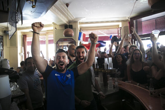 Au bar Le Carillon, dans le 10e arrondissement de Paris, lors de la finale de la Coupe du monde entre la France et la Croatie, le 15 juillet.
