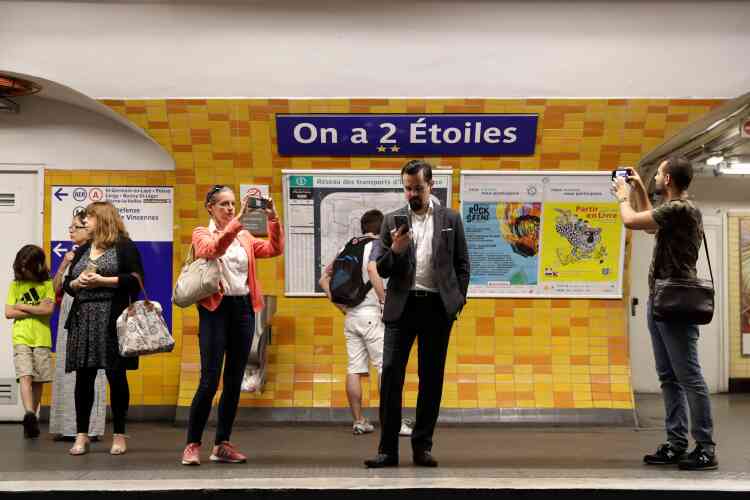 Sur la ligne 2, Charles-de-Gaulle–Etoile s’est transformée en « On-a-2-Etoiles ». Par ailleurs, Victor-Hugo est devenue « Victor-Hugo-Lloris », Bercy est dite « Bercy-les-Bleus », Notre-Dame-des-Champs est renommée « Notre-Didier-Deschamps ».