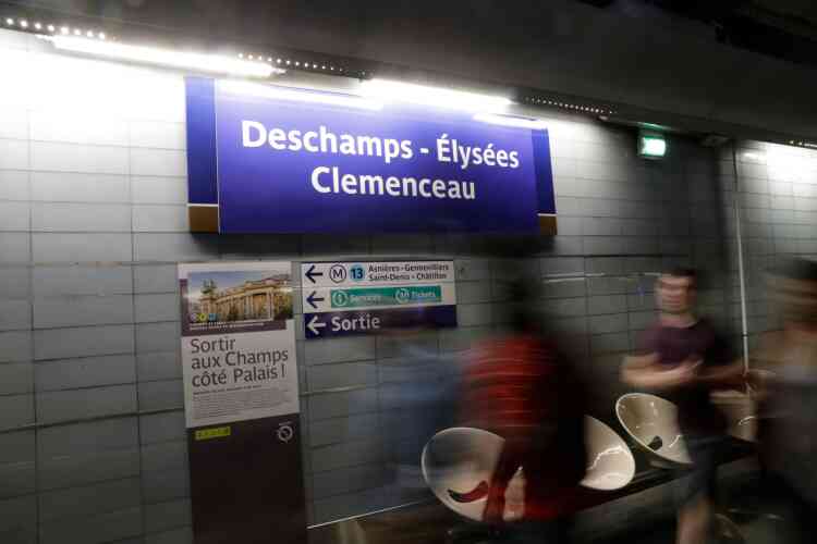 La RATP a célébré, à sa façon, la victoire des Bleus en renommant plusieurs stations du métro parisien : la station « Champs-Elysées–Clemenceau » est devenue « Deschamps-Elysées-Clemenceau ».