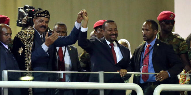 Le président érythréen Isaias Afwerki (à gauche) avec son homologue éthiopien Abiy Ahmed, le 15 juillet 2018 au Millenium Hall d’Addis-Abeba.