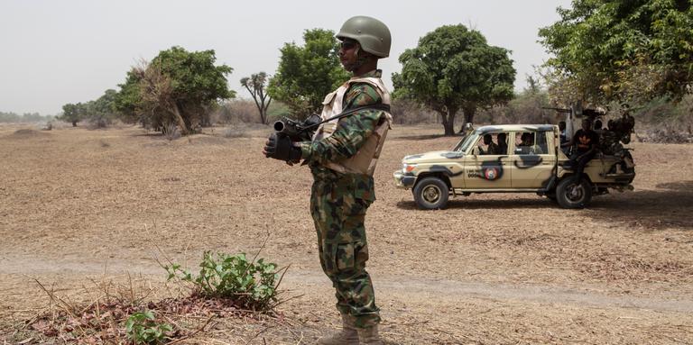 FLORIAN PLAUCHEUR / AFP Des soldats nigérians montent la garde près des la rivière Yobe, qui sépare le Nigeria du Niger, en avril 2017.
