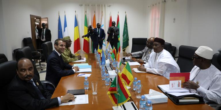 LUDOVIC MARIN/AFP De Gauche à droite : les présidents mauritanien, français, tchadien, burkinabé, nigérien et malien lors d’une réunion du G5 Sahel à Nouakchott, le 2 juillet 2018, en marge du sommet de l’Union africaine.