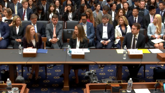 Les représentants de Facebook (Monika Bickert), de YouTube (Juniper Downs) et de Twitter (Nick Pickles) devant le comité judiciaire du Parlement américain.