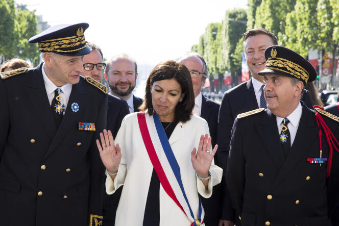 Anne Hidalgo avec le préfet de Paris, Michel Cadot (à gauche) et le préfet de police de Paris, Michel Delpuech (à droite), en mai.