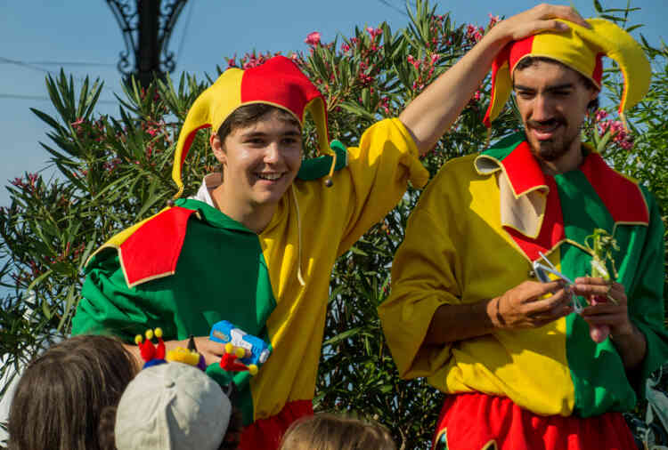 Mascottes du festival, les hommes-jeu proposent des défis aux festivaliers dans les rues de Parthenay.