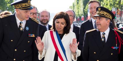 Anne Hidalgo avec le préfet de Paris, Michel Cadot (à gauche) et le préfet de police de Paris, Michel Delpuech (à droite), en mai.