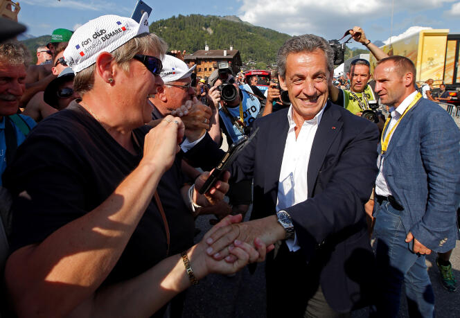 L’ancien président Nicolas Sarkozy serre des mains lors de l’étape Annecy-Le Grand-Bornand du Tour de France, le 17 juillet.