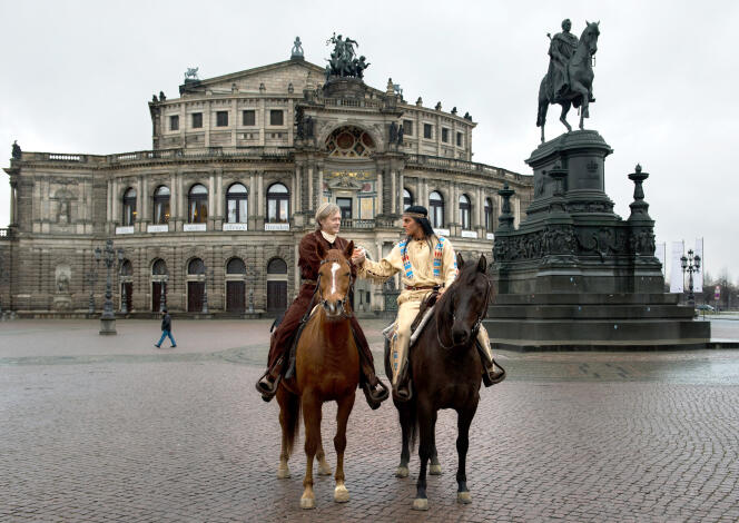 Old Shatterhand et Winnetou, personnages principaux de la série « Winnetou », devant le Semperoper, à Dresde (Allemagne), en 2015.