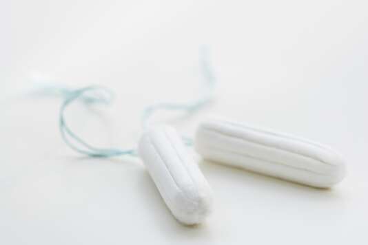 L’Anses recommande aux fabricants de tampons et de serviettes hygiéniques d’améliorer la qualité des matières premières.