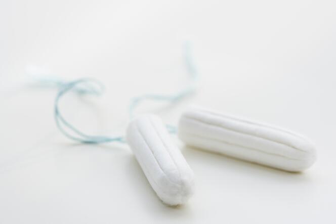 L’Anses recommande aux fabricants de tampons et de serviettes hygiéniques d’améliorer la qualité des matières premières.