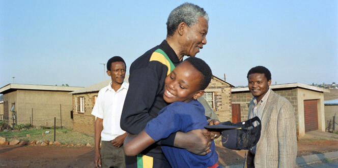 Nelson Mandela le 4 octobre 1990, dans le bidonville de Soweto, près de Johannesburg.