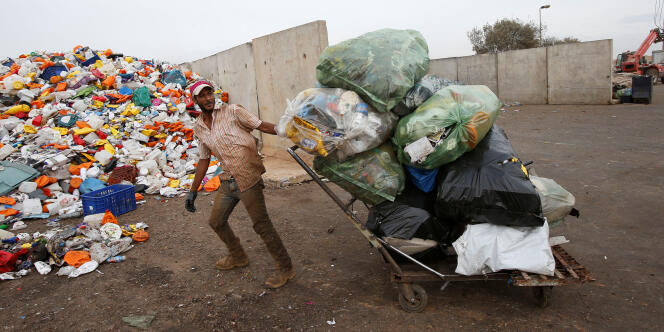 Un éboueur marocain déverse des déchets en plastique au centre de recyclage d’Oum Azza, près de Rabat, en novembre 2016.