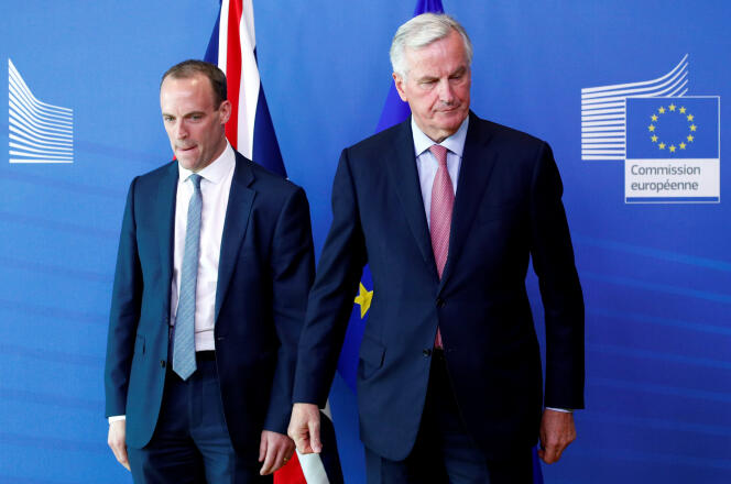 Le ministre du Brexit britannique, Dominic Raab, et Michel Barnier, négociateur en chef du Brexit pour l’UE, à Bruxelles, le 19 juillet.